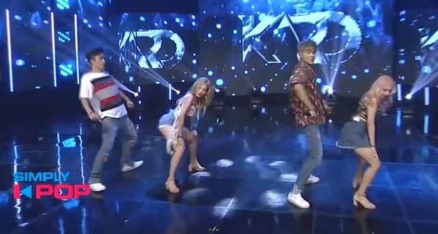 跳舞就像性暗示《男女同團的尷尬狀況》在更衣間一起脫衣時真的很...... 跳舞就像性暗示《男女同團的尷尬狀況》在更衣間一起脫衣時真的很......