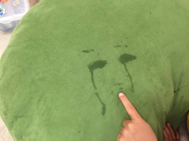 小朋友哭鬧後的《哭臉拓印》趴在抱枕上留下來的淚痕 小朋友哭鬧後的《哭臉拓印》趴在抱枕上留下來的淚痕