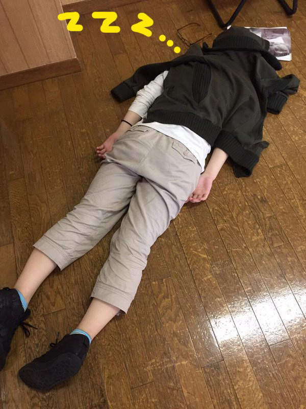 《女藝人的天使睡顏》覺得累的時候各種奇妙睡姿出現 《女藝人的天使睡顏》覺得累的時候各種奇妙睡姿出現