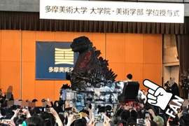 超狂《美大生領畢業證書的進場方式》巨型哥吉拉霸氣降臨 超狂《美大生領畢業證書的進場方式》巨型哥吉拉霸氣降臨