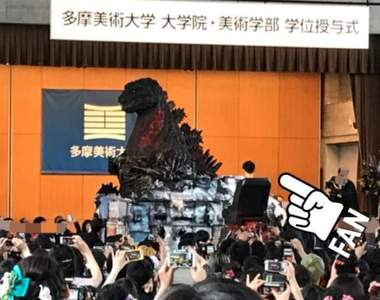 超狂《美大生領畢業證書的進場方式》巨型哥吉拉霸氣降臨 超狂《美大生領畢業證書的進場方式》巨型哥吉拉霸氣降臨