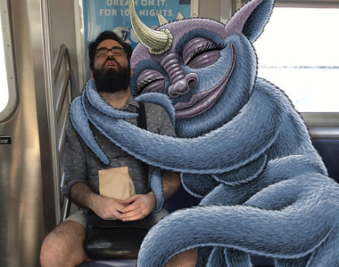 黑色幽默插畫《地鐵裡的怪物》在電車內意外展現出很人性的一面(笑) 黑色幽默插畫《地鐵裡的怪物》在電車內意外展現出很人性的一面(笑)