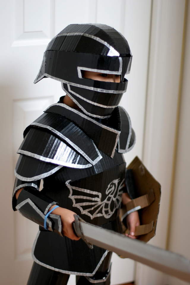 《瓦楞紙騎士鎧甲》藝術家替6歲小朋友製作的超帥童心裝備