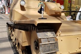 技術型宅宅《自製戰車參加動漫展》但是得先通過警察這一關…… 技術型宅宅《自製戰車參加動漫展》但是得先通過警察這一關……