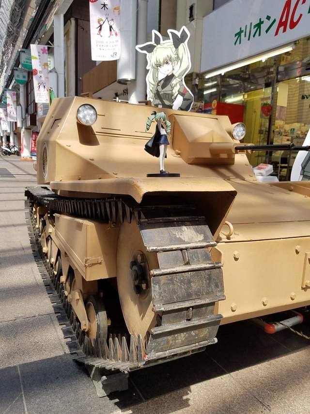 技術型宅宅《自製戰車參加動漫展》但是得先通過警察這一關……