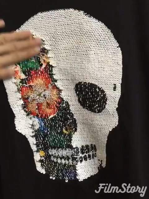 ZARA MAN《骷髏頭亮片T》輕輕一撥就變成了不同的花色骷髏～好想玩啊