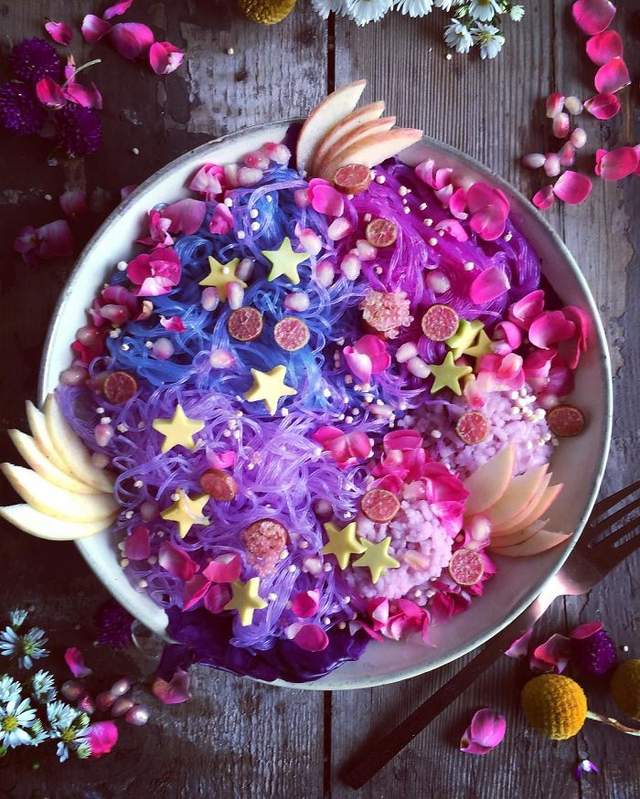 《獨角獸冬粉》把食物染得五顏六色的趨勢永不消退