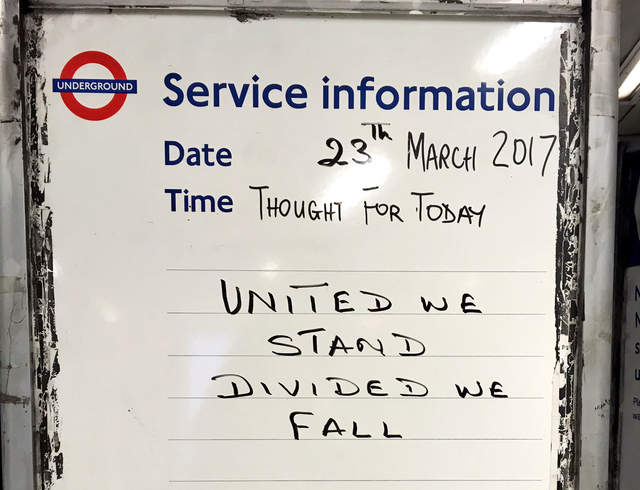 《倫敦恐攻事件》但是地鐵看板寫滿溫馨訊息Q _Q 《倫敦恐攻事件》但是地鐵看板寫滿溫馨訊息Q _Q