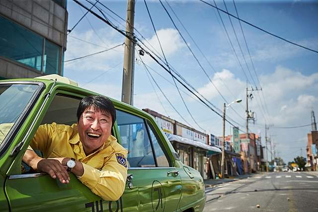 光州大屠殺再現《我只是個計程車司機》載到往死亡之路的乘客是福還是禍 光州大屠殺再現《我只是個計程車司機》載到往死亡之路的乘客是福還是禍
