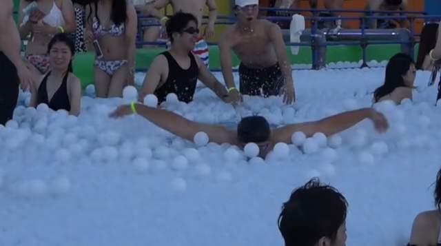 《在夜間泳池認真游泳的結果》還是轉戰市民游泳池比較適合吧...