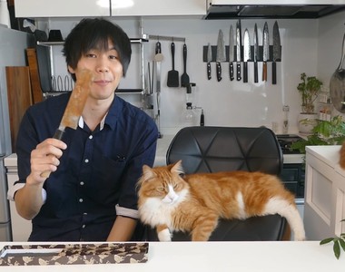 爆紅《磨亮100元鏽刀》舒壓影片 其實根本就是來曬貓的吧(指) 爆紅《磨亮100元鏽刀》舒壓影片 其實根本就是來曬貓的吧(指)