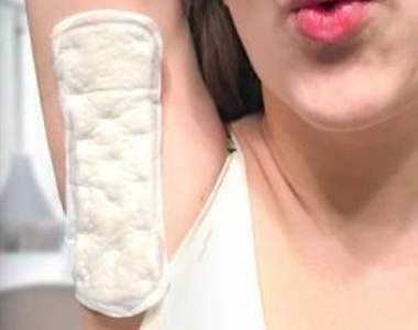 《只有女生懂的日常偏方》把護墊放在腋下又有什麼神奇功用? 《只有女生懂的日常偏方》把護墊放在腋下又有什麼神奇功用?