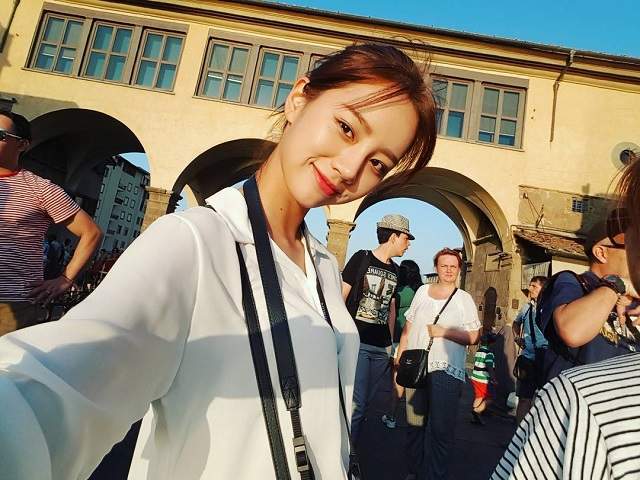 偷偷告訴你《為什麼有些明星不愛跟粉絲拍照》原本是好意的互動卻變成難過的...... 偷偷告訴你《為什麼有些明星不愛跟粉絲拍照》原本是好意的互動卻變成難過的......