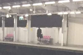 推特瘋傳《車站詭異全黑人影》難道是柯南裡的黑影犯人真實版?ww 推特瘋傳《車站詭異全黑人影》難道是柯南裡的黑影犯人真實版?ww