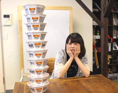 《日清新款泡麵宣傳手法》直接找美少女嗑十碗給你看 《日清新款泡麵宣傳手法》直接找美少女嗑十碗給你看