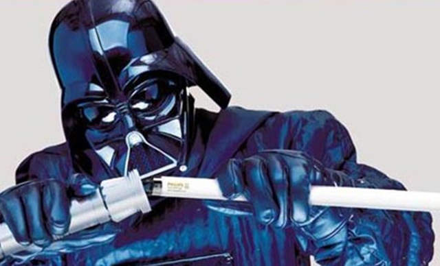 日本網友耍白癡全記錄《被日光燈困住拔不出來》到底怎麼變成這副模樣的…… 日本網友耍白癡全記錄《被日光燈困住拔不出來》到底怎麼變成這副模樣的……