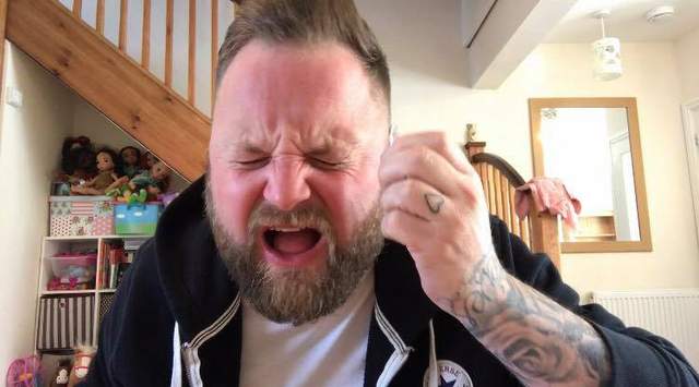 《戴耳機聽音樂唱歌的理想與現實》小心別唱出聲~旁邊的人會被嚇到 《戴耳機聽音樂唱歌的理想與現實》小心別唱出聲~旁邊的人會被嚇到