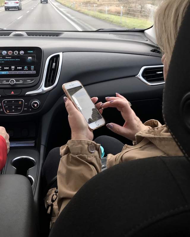 網友熱議《媽媽們的拿手機姿勢》是不是全世界的媽媽都用這種姿勢拿手機的啊？