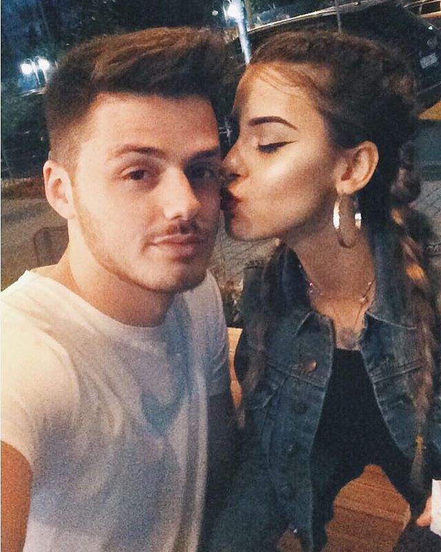 即將結婚的情侶翻照《發現另一半早在出現在小時候的照片裡》這還真的是命中註定啊