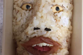 《恐怖人臉便當》開蓋瞬間讓你食慾全失的詭異視線...... 《恐怖人臉便當》開蓋瞬間讓你食慾全失的詭異視線......