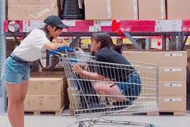 社群網站黑暗面《日本女生瘋坐賣場推車》這我們台灣早就流行了(誤) 社群網站黑暗面《日本女生瘋坐賣場推車》這我們台灣早就流行了(誤)
