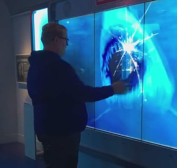 《突如其來的鯊魚》水族館放這個機關真是太壞惹XD 《突如其來的鯊魚》水族館放這個機關真是太壞惹XD