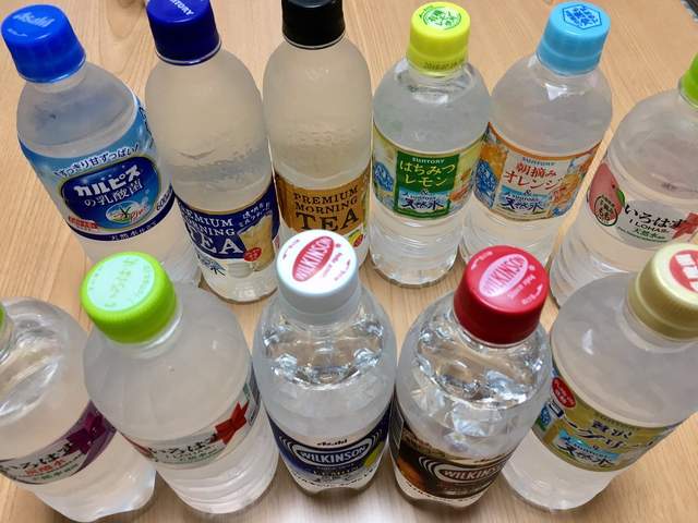 网友实验《透明饮料猜一猜》在没有包装的情况