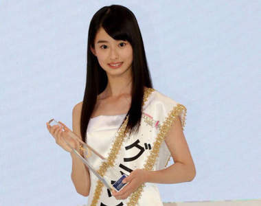 《全日本國民美少女》13歲冠軍.井本彩花卻因為音癡引發話題... 《全日本國民美少女》13歲冠軍.井本彩花卻因為音癡引發話題...