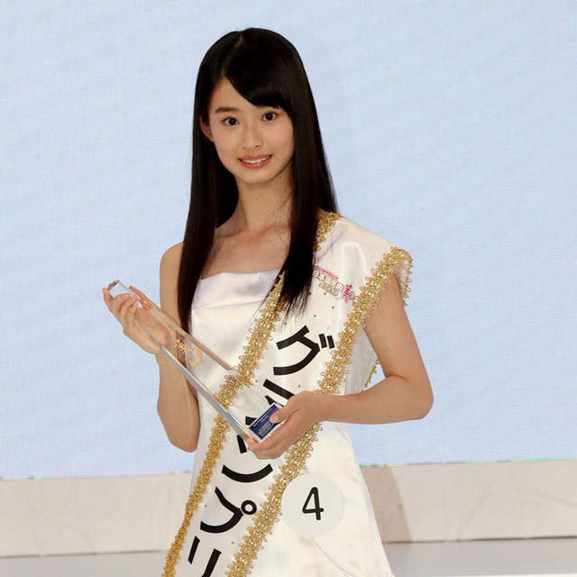 《全日本國民美少女》13歲冠軍.井本彩花卻因為音癡引發話題... 《全日本國民美少女》13歲冠軍.井本彩花卻因為音癡引發話題...