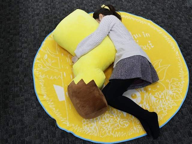 精靈寶可夢《超大皮卡丘尾巴抱枕》抱緊緊都不想起床了～