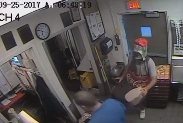 竟然有人敢穿《穿可樂裝搶劫》難道是最危險的服裝就是最安全服裝嗎