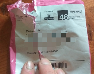 《收到來自中國的奇怪包裹》裡面的東西是有什麼暗示嗎? 《收到來自中國的奇怪包裹》裡面的東西是有什麼暗示嗎?