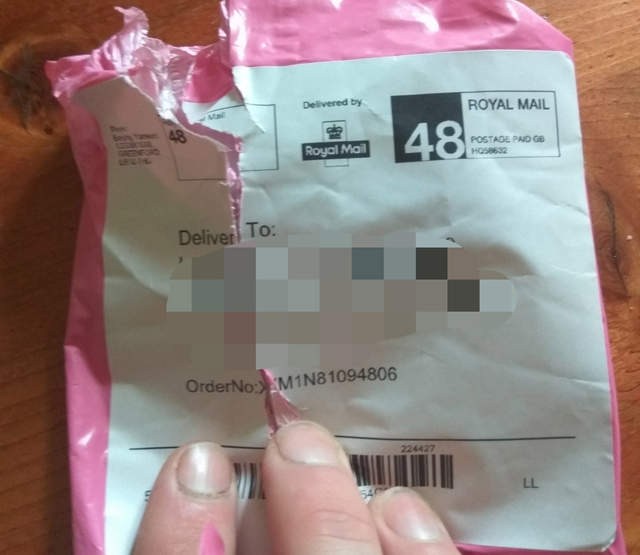 《收到來自中國的奇怪包裹》裡面的東西是有什麼暗示嗎? 《收到來自中國的奇怪包裹》裡面的東西是有什麼暗示嗎?