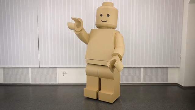 用《瓦楞紙做出可動的樂高人玩偶》完成後的模樣真的讓人家也想做一隻來玩玩