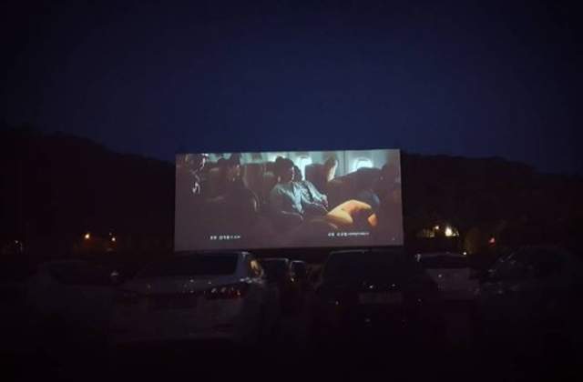 夜深好去處？《韓國汽車影院》再受矚目　在車內別亂來唷♥