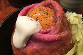 東京《超級生牛肉雞蛋丼飯》光是看到就口水滴成河啦(擦) 東京《超級生牛肉雞蛋丼飯》光是看到就口水滴成河啦(擦)