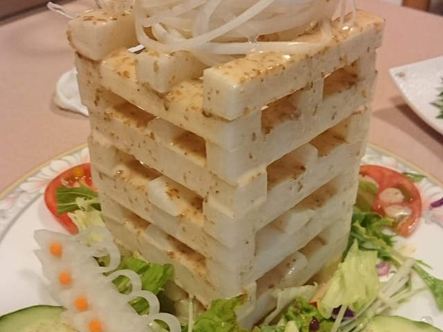 好浮誇《疊疊樂蘿蔔沙拉》只好先跟朋友玩一局再開動(誤) 好浮誇《疊疊樂蘿蔔沙拉》只好先跟朋友玩一局再開動(誤)