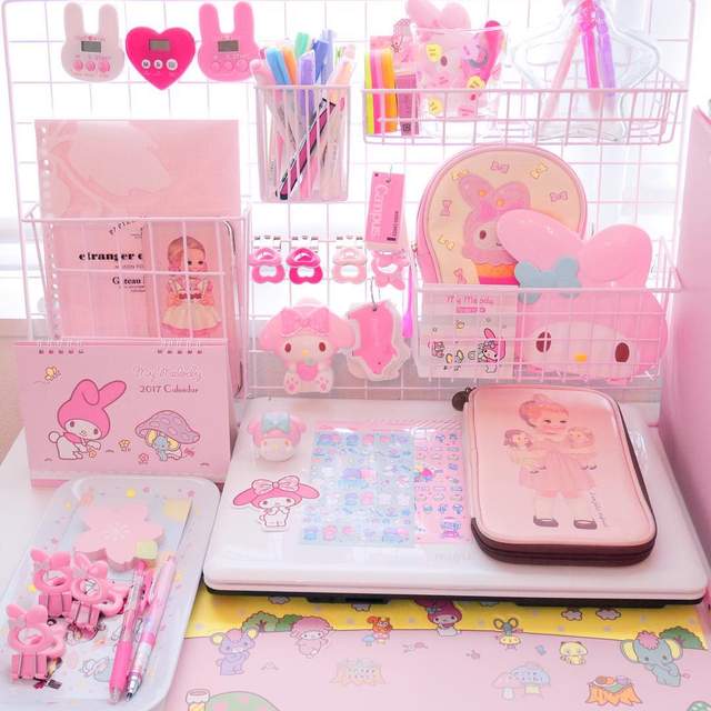 《熱愛粉紅色的17歲女孩》動態牆上滿滿各種繽紛的全粉紅