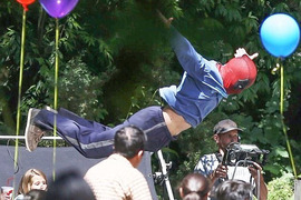 《死侍2》片場 死侍飛身加入小孩生日派對 不要摧殘幼小心靈啊w 《死侍2》片場 死侍飛身加入小孩生日派對 不要摧殘幼小心靈啊w