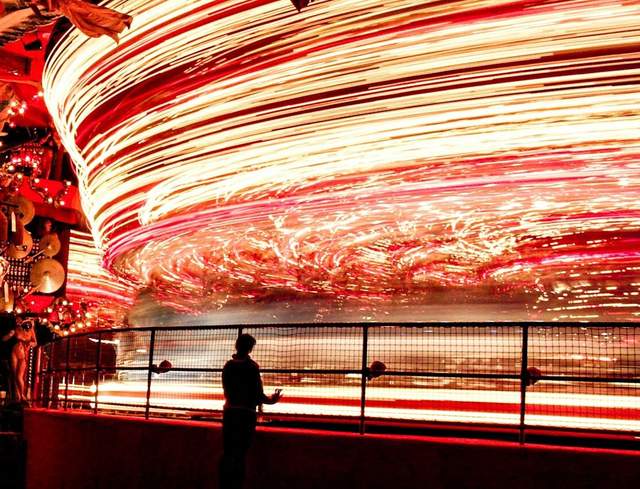 我餓了嗎?《長時間曝光下拍旋轉木馬》看起來怎麼有點像培根還是五花肉之類的東西XD 我餓了嗎?《長時間曝光下拍旋轉木馬》看起來怎麼有點像培根還是五花肉之類的東西XD