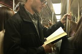 如此的專注《地鐵上的看書型男》認真的男人最帥氣了 ❤ 如此的專注《地鐵上的看書型男》認真的男人最帥氣了 ❤