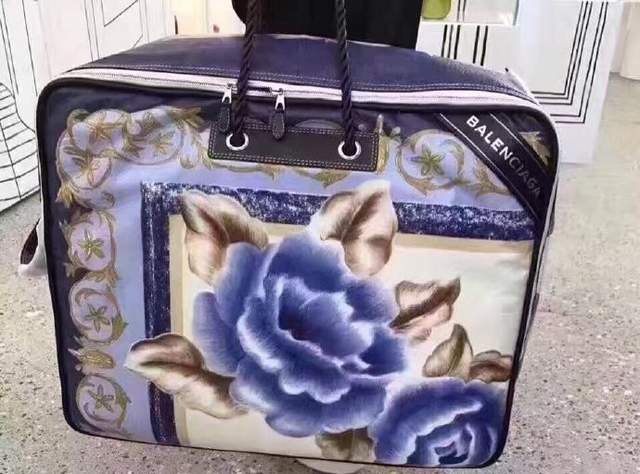 《巴黎世家棉被包》引領時尚的潮流之路不由分說