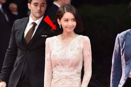 潤娥被看光光?《膚色禮服讓性感翹臀大曝光》就連身後的工作人員也猛盯... 潤娥被看光光?《膚色禮服讓性感翹臀大曝光》就連身後的工作人員也猛盯...