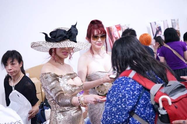 香香的《叶姊妹參場C92神對應》開場一小時就3000本完售果真Fabulous