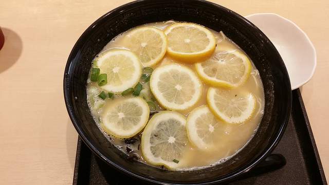 東京池袋知名《檸檬拉麵》帶著檸檬清香又獨特的清爽口味～