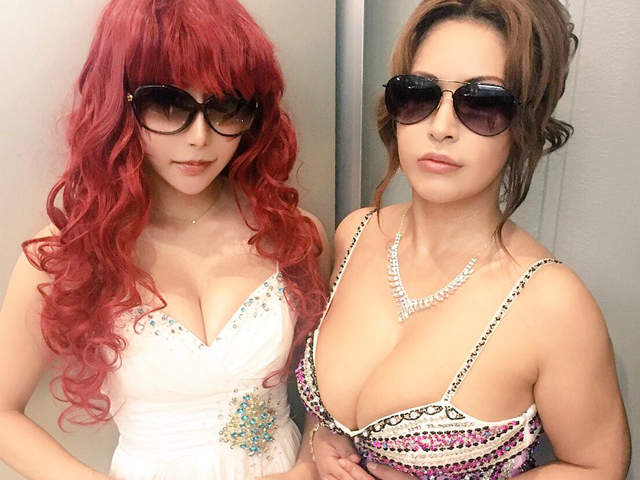 C92《Cosplay玩家Cos叶姊妹》乳量一致的也太還原(☉д⊙) C92《Cosplay玩家Cos叶姊妹》乳量一致的也太還原(☉д⊙)