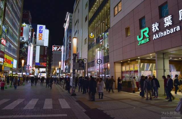 《十年前後的秋葉原》感覺好像沒有多大變化耶 《十年前後的秋葉原》感覺好像沒有多大變化耶