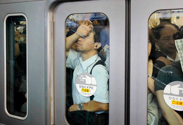 通勤族超有同感《滿員電車常有的事》擋你下車的守門員之類... 通勤族超有同感《滿員電車常有的事》擋你下車的守門員之類...