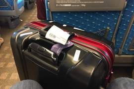 實用《搭車時的行李箱固定法》前提得坐到有餐桌的長途車才適用ww 實用《搭車時的行李箱固定法》前提得坐到有餐桌的長途車才適用ww