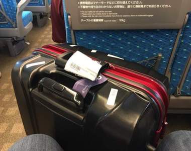 實用《搭車時的行李箱固定法》前提得坐到有餐桌的長途車才適用ww 實用《搭車時的行李箱固定法》前提得坐到有餐桌的長途車才適用ww